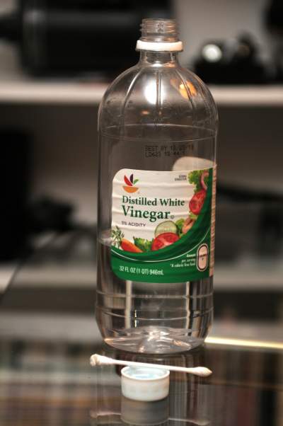 17 Amazing White Vinegar Uses in the Garden